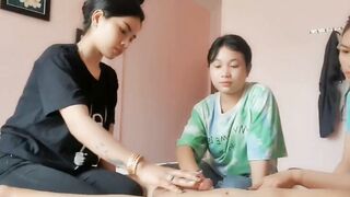 三个泰国女孩边看电影边练习手交