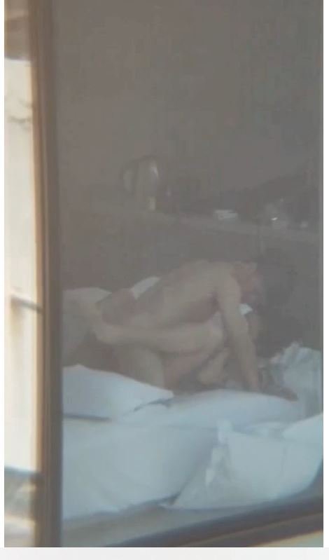 你可以拍攝隔壁的年輕男子與他的女朋友做愛，然後把窗簾打開。有趣的現場性愛誘人
