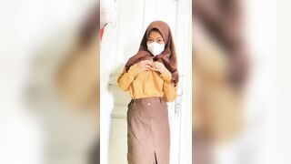 Menyaksikan Gadis Muslim Perlahan-lahan Melepas Pakaian Sepotong Demi Sepotong, Dildo di Vagina
