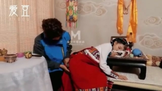 中国色情 游客进入住宿区时被麻醉的中国导游小姐