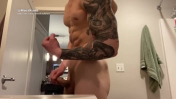 GAY PORN Show Your Muscle In A Six-Pack. 大阴茎自慰和躺下，直到精液在镜头前破碎。
