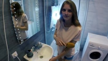 观看青少年色情片18岁美丽的妹妹邀请帅气的哥哥帮忙洗澡。这是清洁后插入新的阴道，很新鲜。