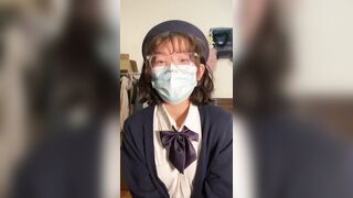 화이트 소스를 짜는 자위하는 안경 JK 블랙 실크 십대 소녀
