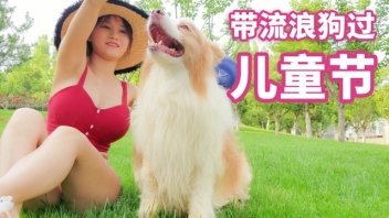 PornoHot - 18人和动物 中国裸体模特Fancyyanyan拍摄了一只狗舔她的躯干被这个舌头烫伤，湿的阴户。